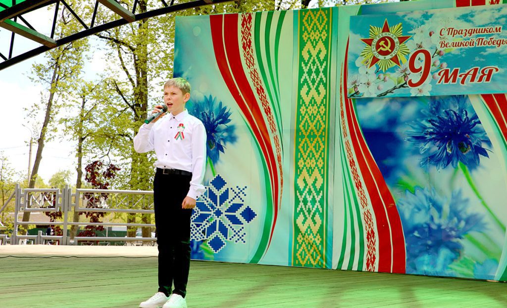 «Расцвела салютами Победа»: в Климовичах прошел праздничный театрализованный концерт