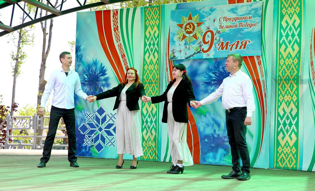 «Расцвела салютами Победа»: в Климовичах прошел праздничный театрализованный концерт