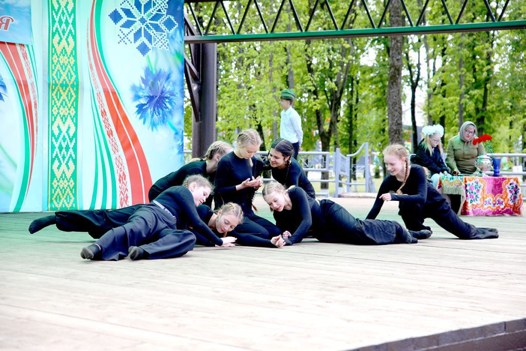 «Расцвела салютами Победа»: в Климовичах прошел праздничный театрализованный концерт