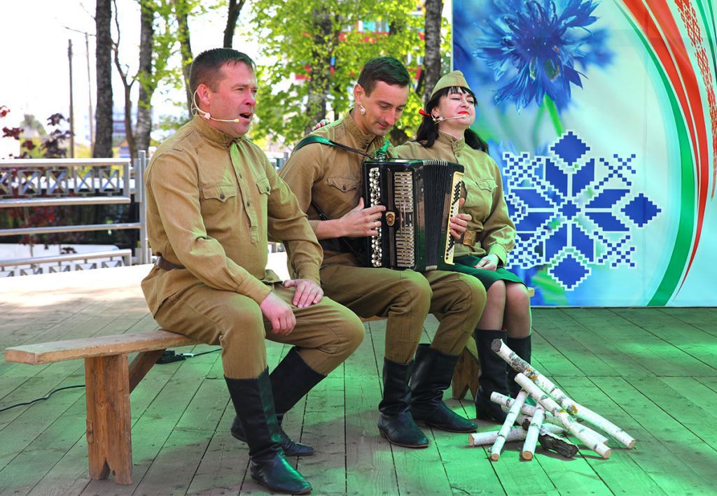 «Расцвела салютами Победа»: в Климовичах прошел праздничный театрализованный концерт
