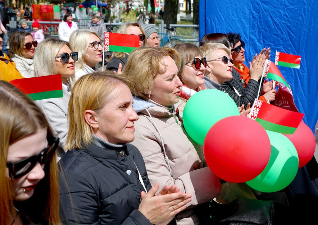 «Расцвела салютами Победа»: в Климовичах прошел праздничный театрализованный концерт