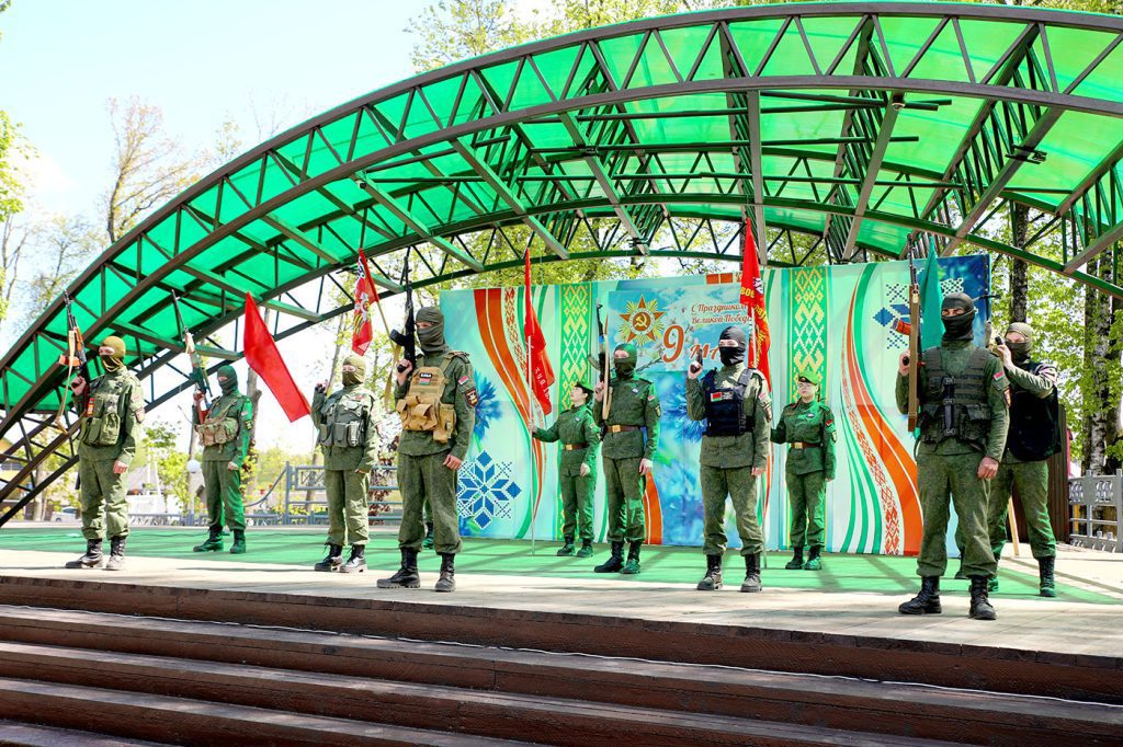 «Расцвела салютами Победа»: в Климовичах прошел праздничный театрализованный концерт