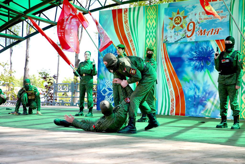 «Расцвела салютами Победа»: в Климовичах прошел праздничный театрализованный концерт
