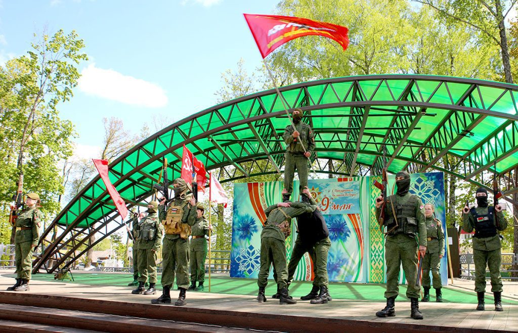 «Расцвела салютами Победа»: в Климовичах прошел праздничный театрализованный концерт