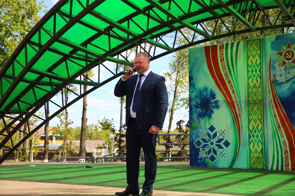 «Расцвела салютами Победа»: в Климовичах прошел праздничный театрализованный концерт