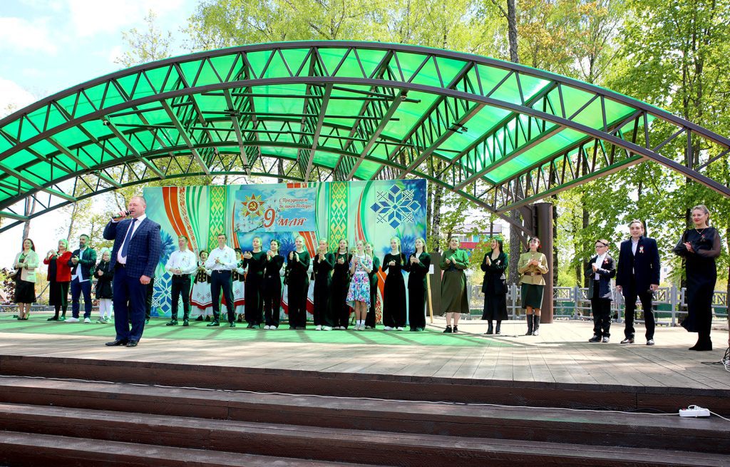 «Расцвела салютами Победа»: в Климовичах прошел праздничный театрализованный концерт