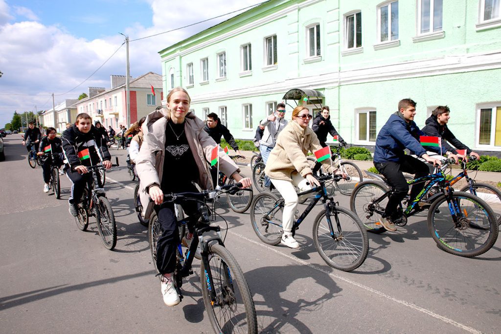 Климовчане поддержали государственные символы страны массовым велопробегом