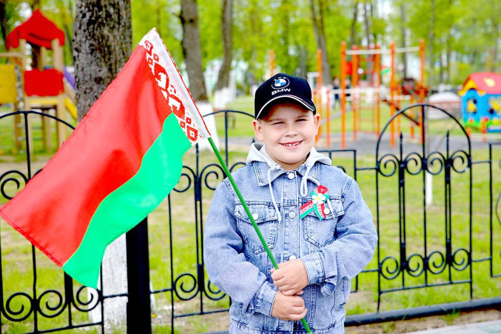 Чествуя символы страны: Климовщина отмечает праздник патриотизма