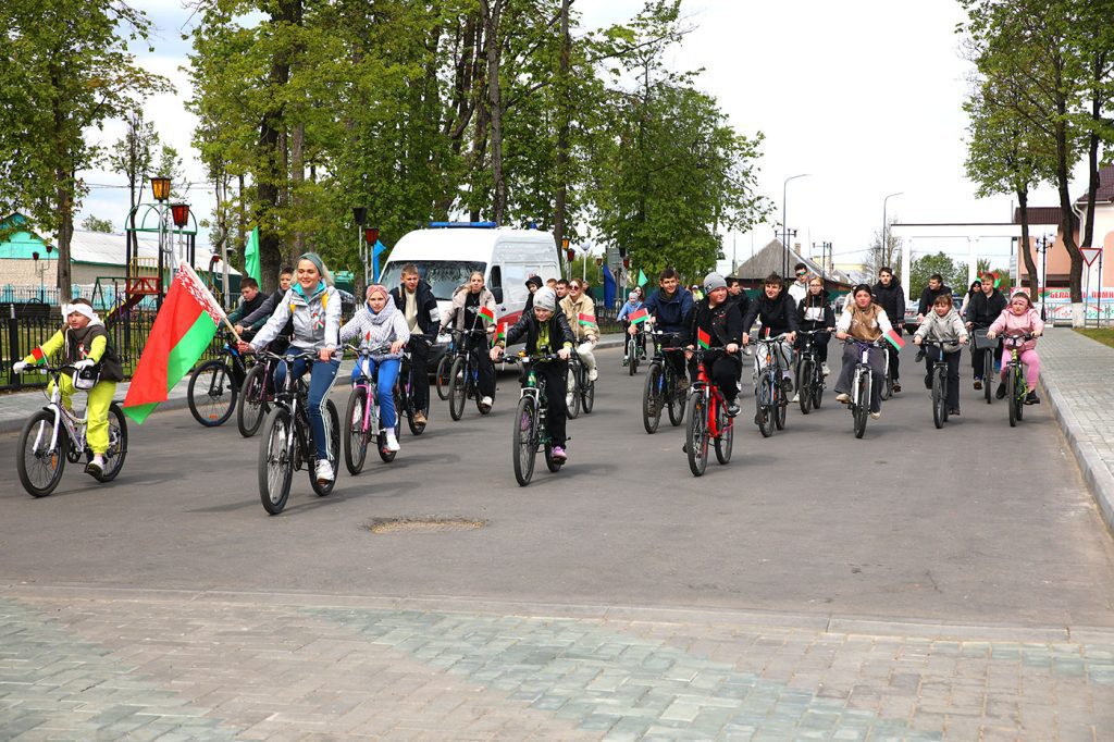 Климовчане поддержали государственные символы страны массовым велопробегом