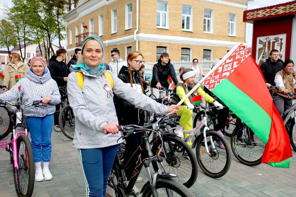 Климовчане поддержали государственные символы страны массовым велопробегом