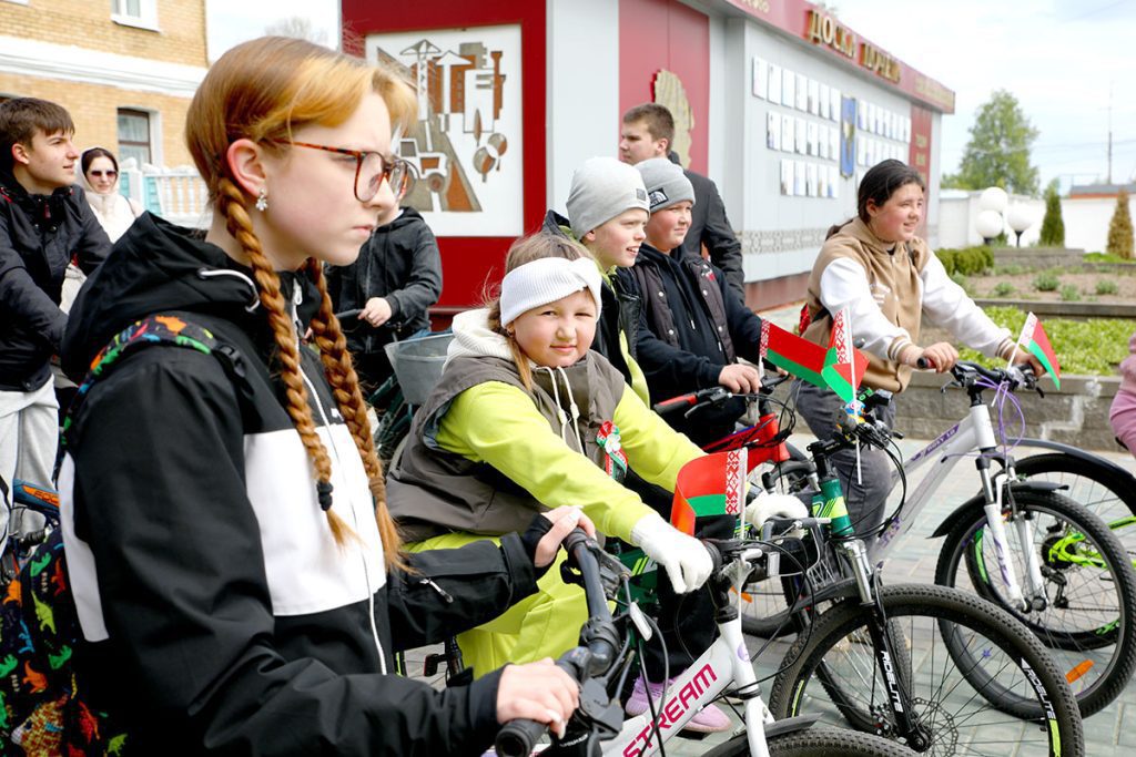 Климовчане поддержали государственные символы страны массовым велопробегом