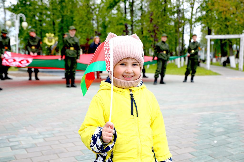 Чествуя символы страны: Климовщина отмечает праздник патриотизма