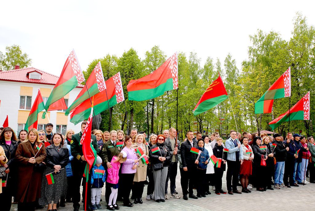 Чествуя символы страны: Климовщина отмечает праздник патриотизма