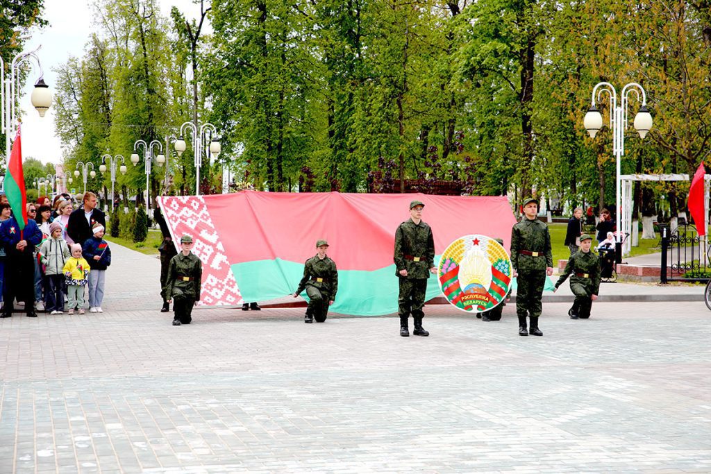 Чествуя символы страны: Климовщина отмечает праздник патриотизма