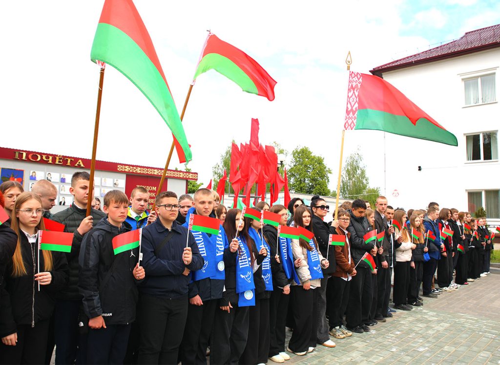 Чествуя символы страны: Климовщина отмечает праздник патриотизма