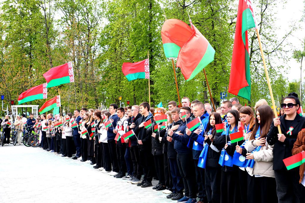 Чествуя символы страны: Климовщина отмечает праздник патриотизма