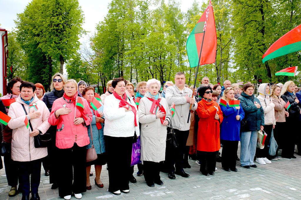 Чествуя символы страны: Климовщина отмечает праздник патриотизма