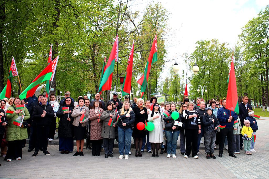 Чествуя символы страны: Климовщина отмечает праздник патриотизма