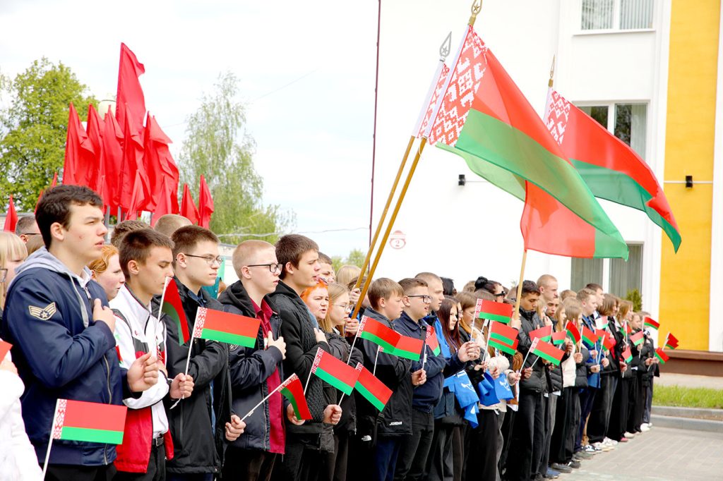 Чествуя символы страны: Климовщина отмечает праздник патриотизма