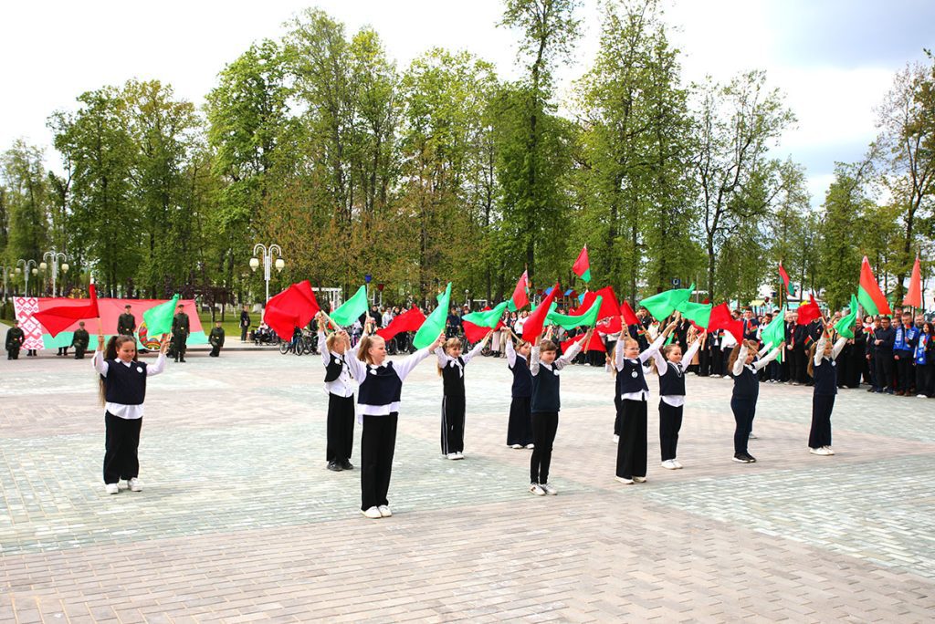 Чествуя символы страны: Климовщина отмечает праздник патриотизма