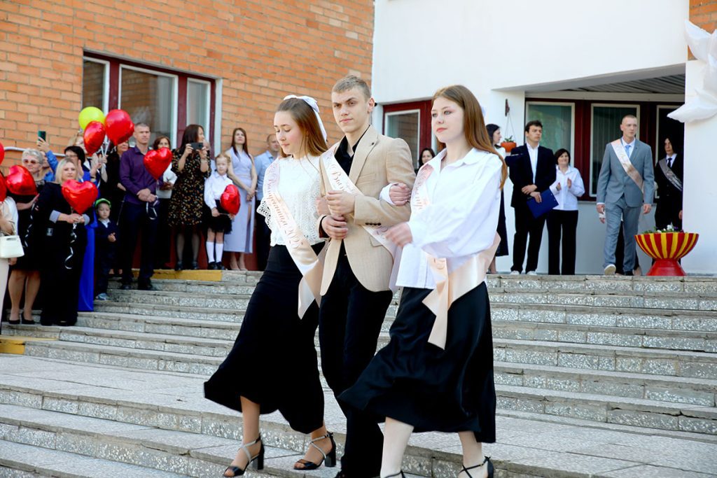 Для выпускников 9-х и 11-х классов школ Климовщины прозвенел последний звонок
