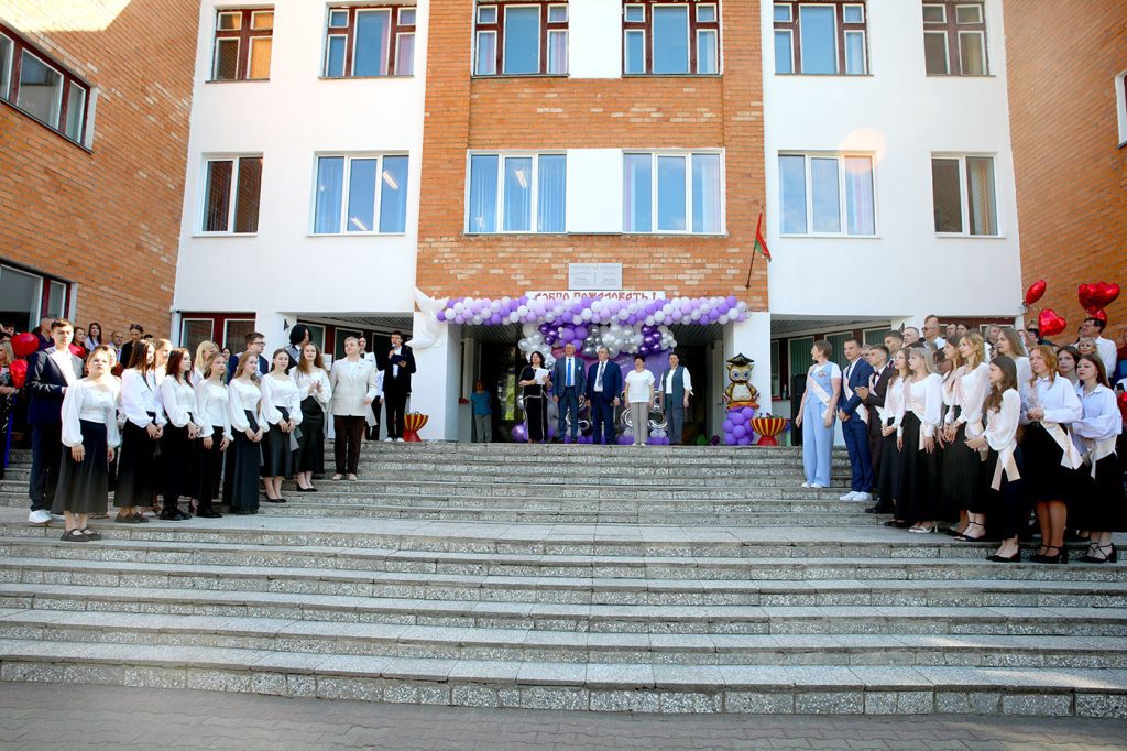 Для выпускников 9-х и 11-х классов школ Климовщины прозвенел последний звонок
