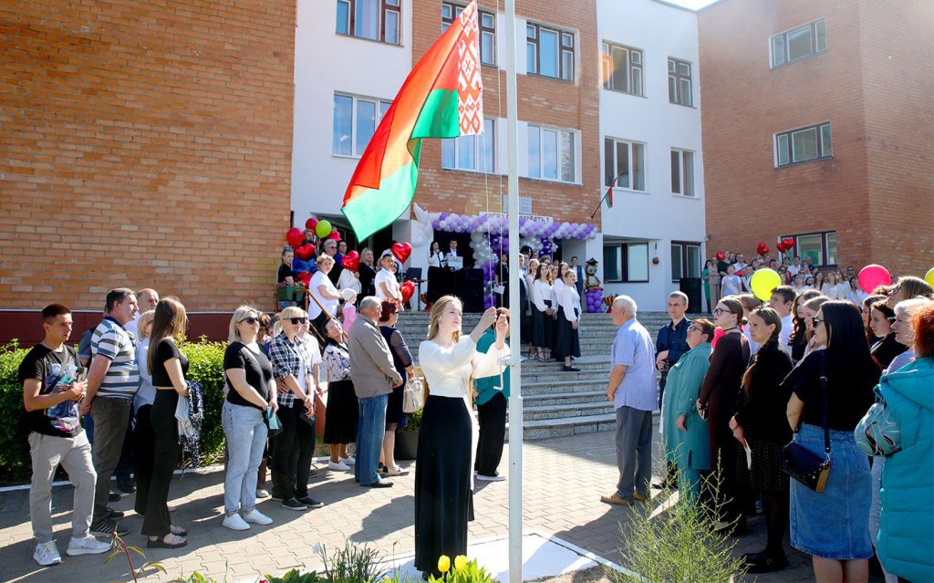 Для выпускников 9-х и 11-х классов школ Климовщины прозвенел последний звонок