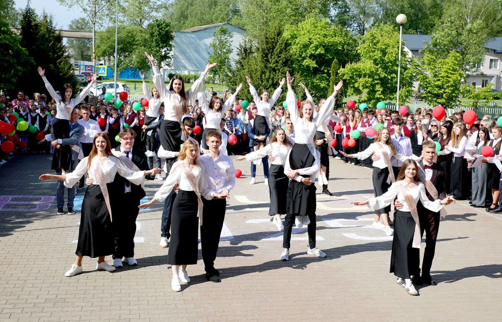 Для выпускников 9-х и 11-х классов школ Климовщины прозвенел последний звонок