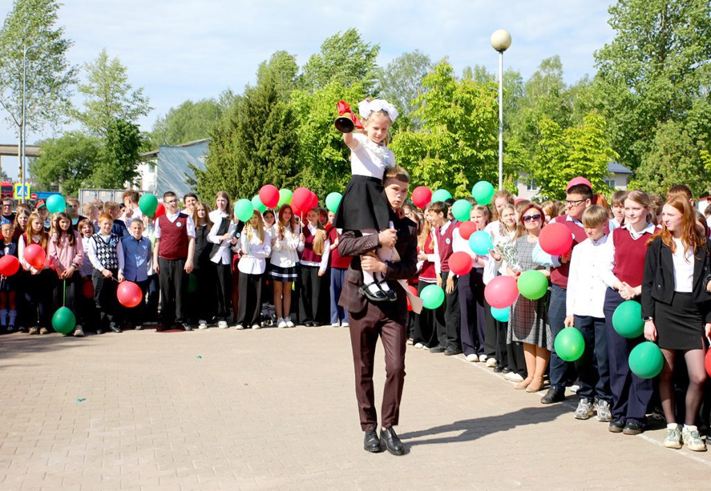 Для выпускников 9-х и 11-х классов школ Климовщины прозвенел последний звонок