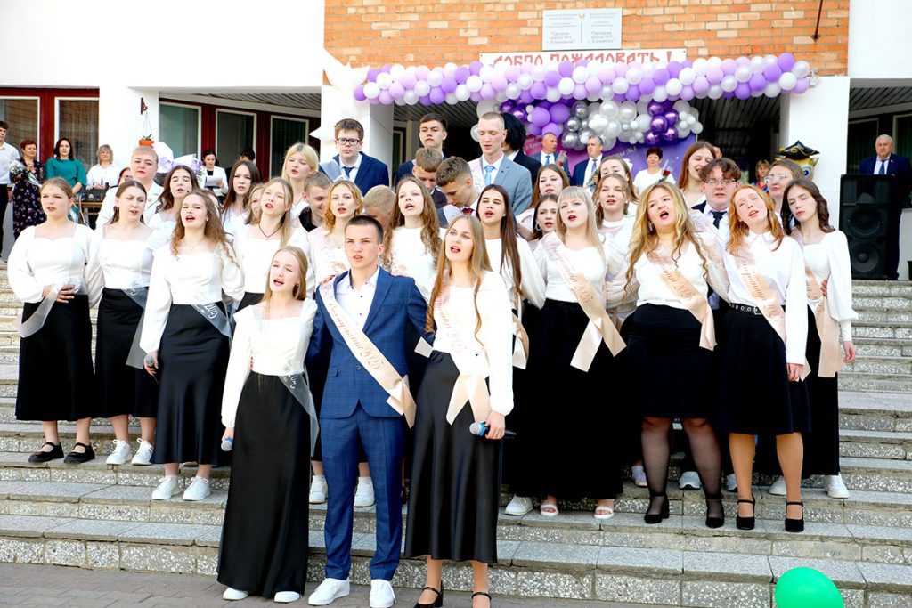Для выпускников 9-х и 11-х классов школ Климовщины прозвенел последний звонок