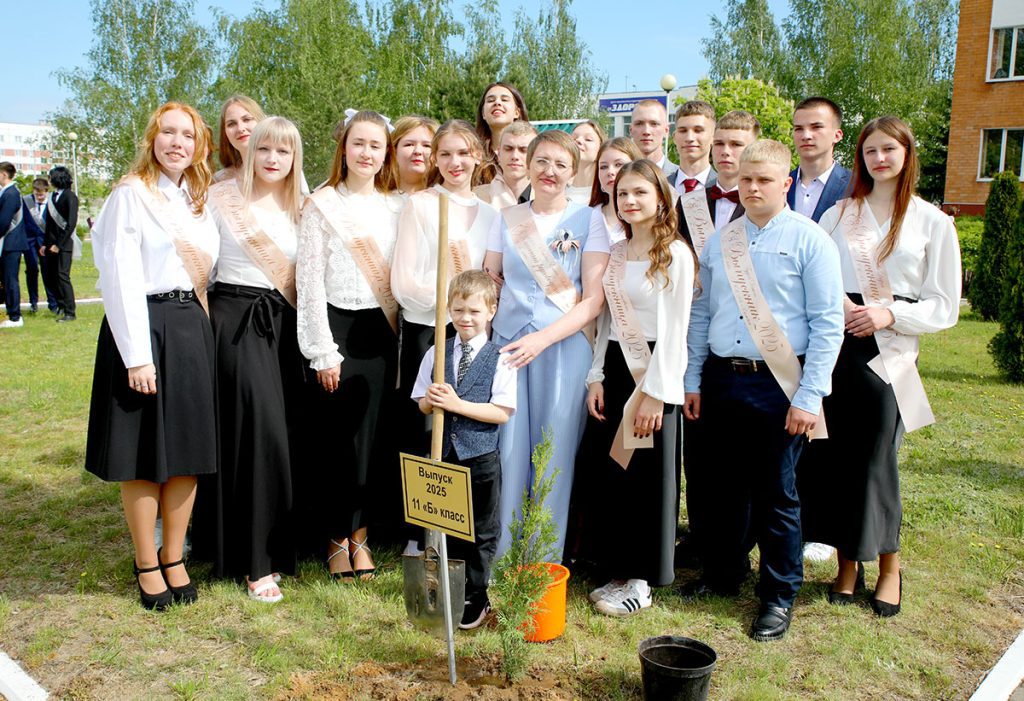 Для выпускников 9-х и 11-х классов школ Климовщины прозвенел последний звонок