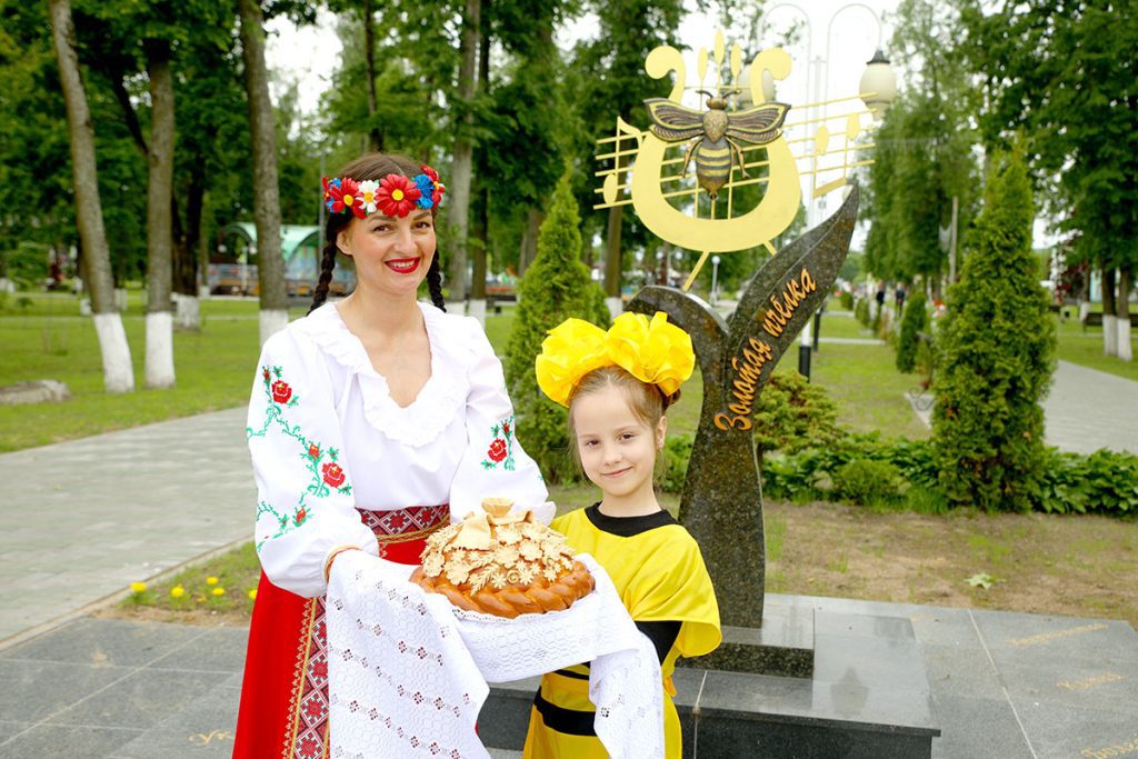 Юные таланты из России прибыли на «Золотую пчелку» — старт фестиваля в Климовичах