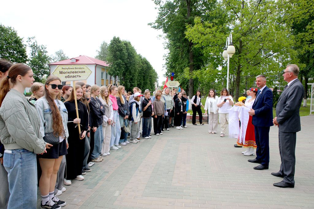 Юные таланты из России прибыли на «Золотую пчелку» — старт фестиваля в Климовичах