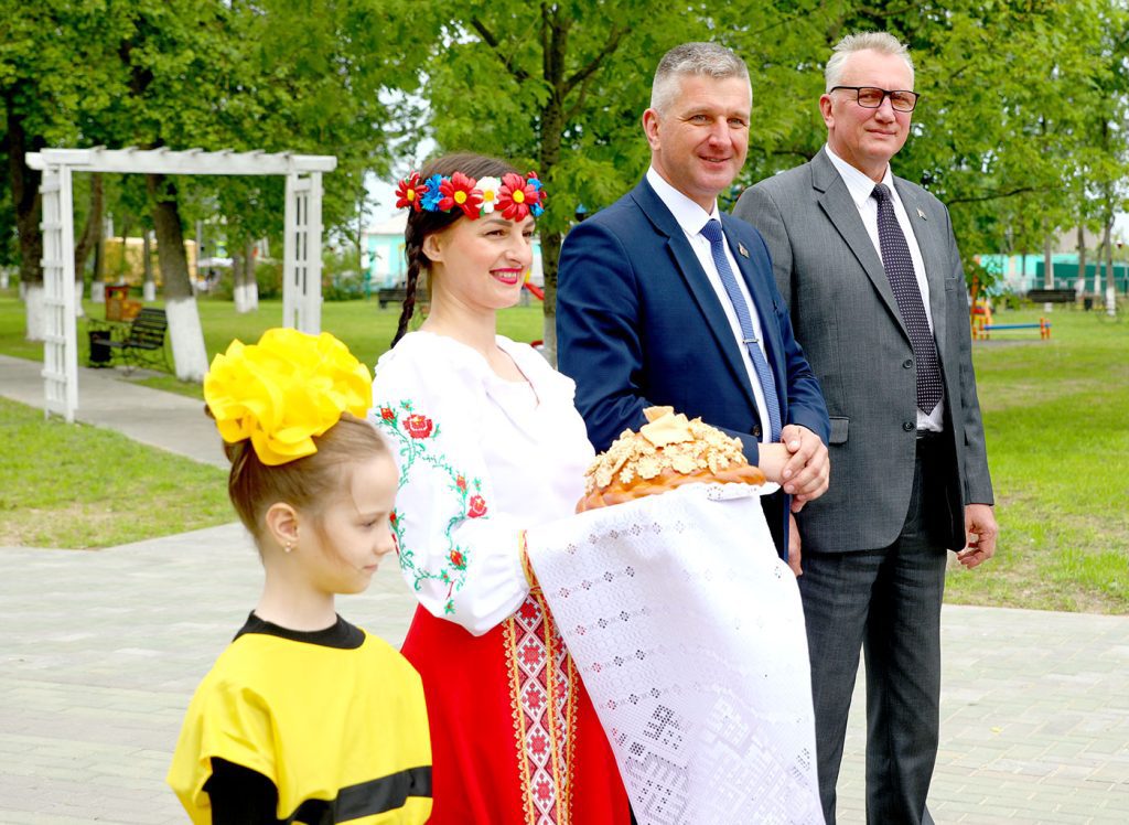 Юные таланты из России прибыли на «Золотую пчелку» — старт фестиваля в Климовичах