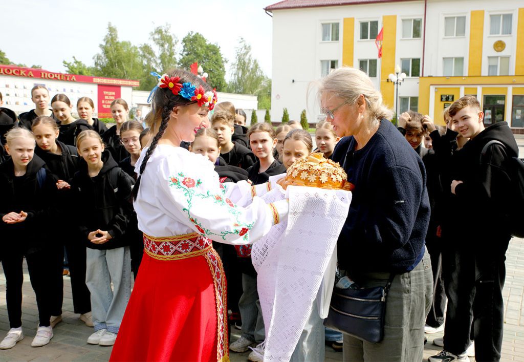 Юные таланты из России прибыли на «Золотую пчелку» — старт фестиваля в Климовичах