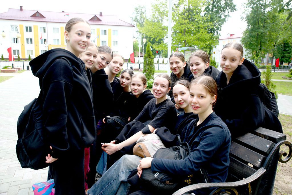 Юные таланты из России прибыли на «Золотую пчелку» — старт фестиваля в Климовичах