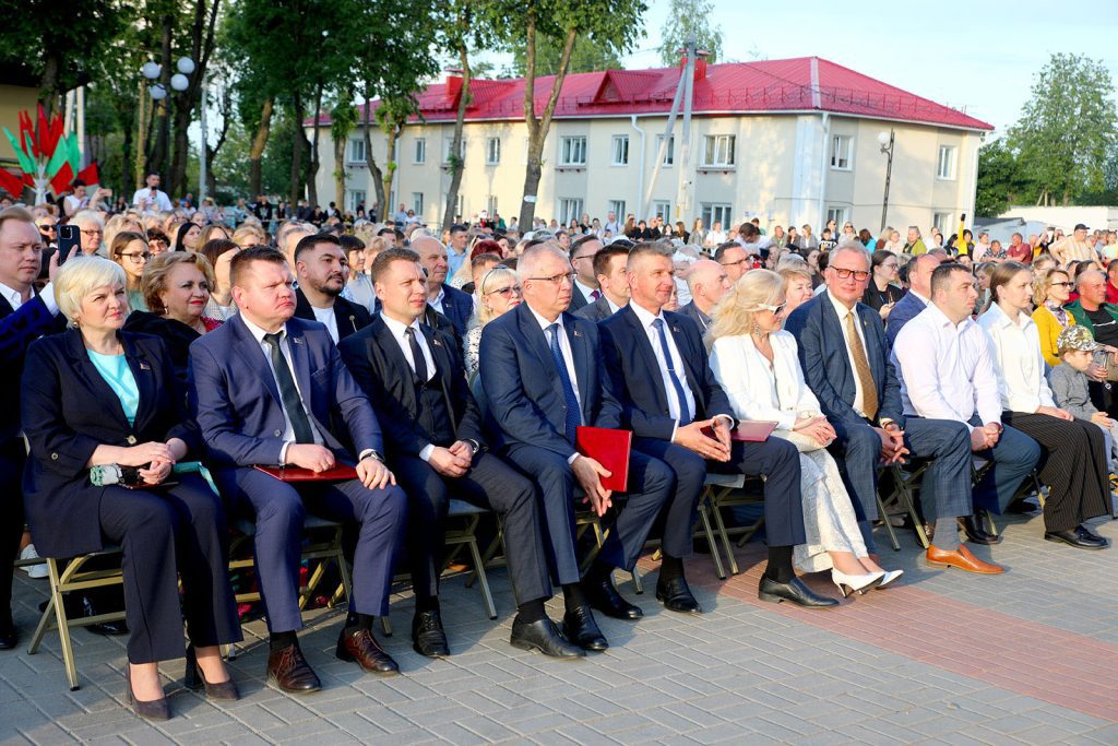 В Климовичах состоялось праздничное открытие фестиваля «Золотая пчелка»