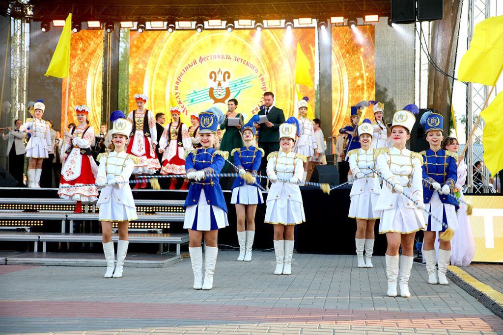 В Климовичах состоялось праздничное открытие фестиваля «Золотая пчелка»