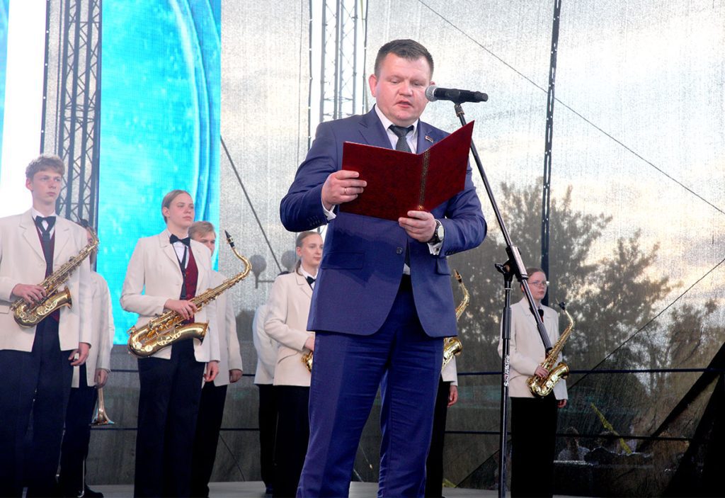 В Климовичах состоялось праздничное открытие фестиваля «Золотая пчелка»