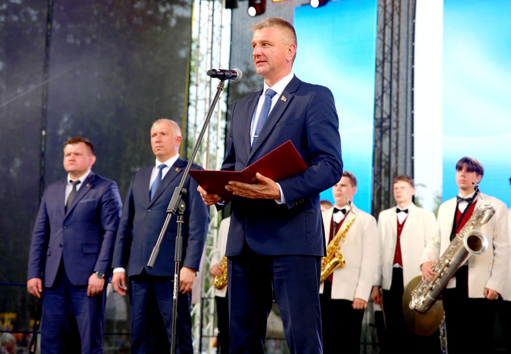 В Климовичах состоялось праздничное открытие фестиваля «Золотая пчелка»