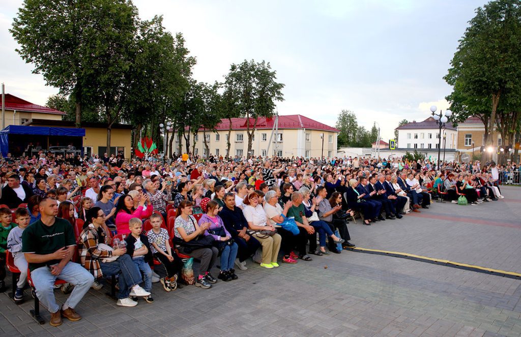В Климовичах состоялось праздничное открытие фестиваля «Золотая пчелка»