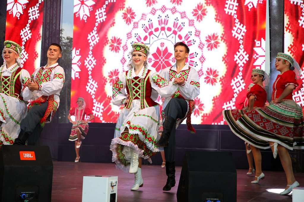 В Климовичах состоялось праздничное открытие фестиваля «Золотая пчелка»