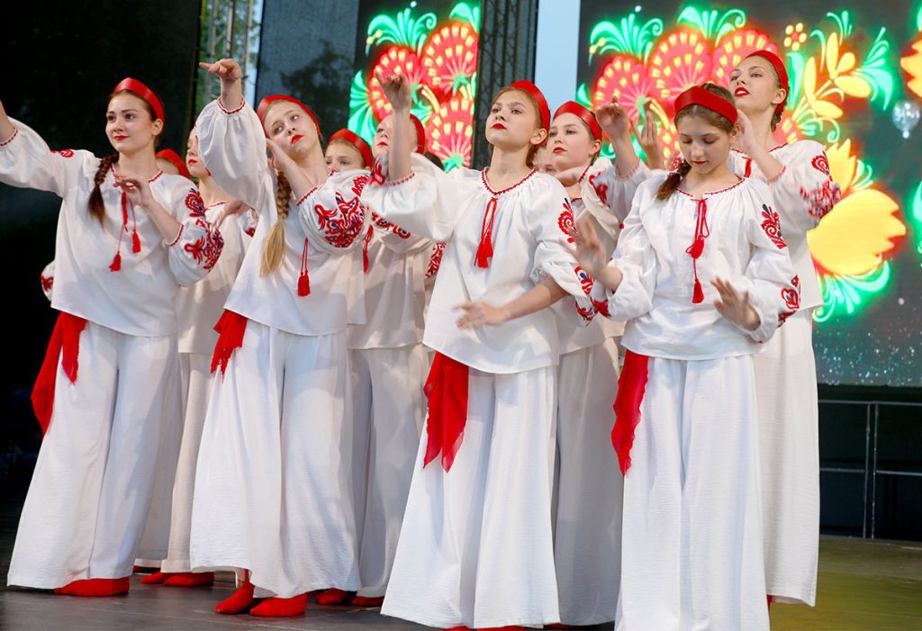 В Климовичах состоялось праздничное открытие фестиваля «Золотая пчелка»