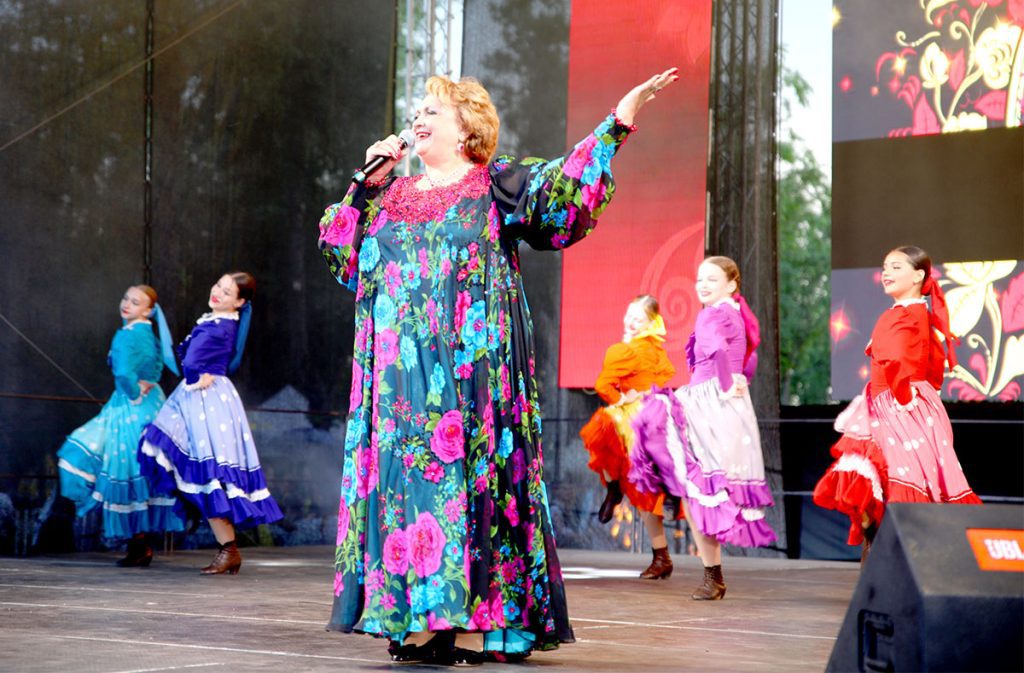 В Климовичах состоялось праздничное открытие фестиваля «Золотая пчелка»