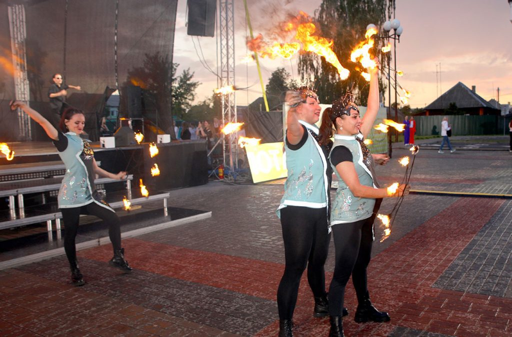 В Климовичах состоялось праздничное открытие фестиваля «Золотая пчелка»