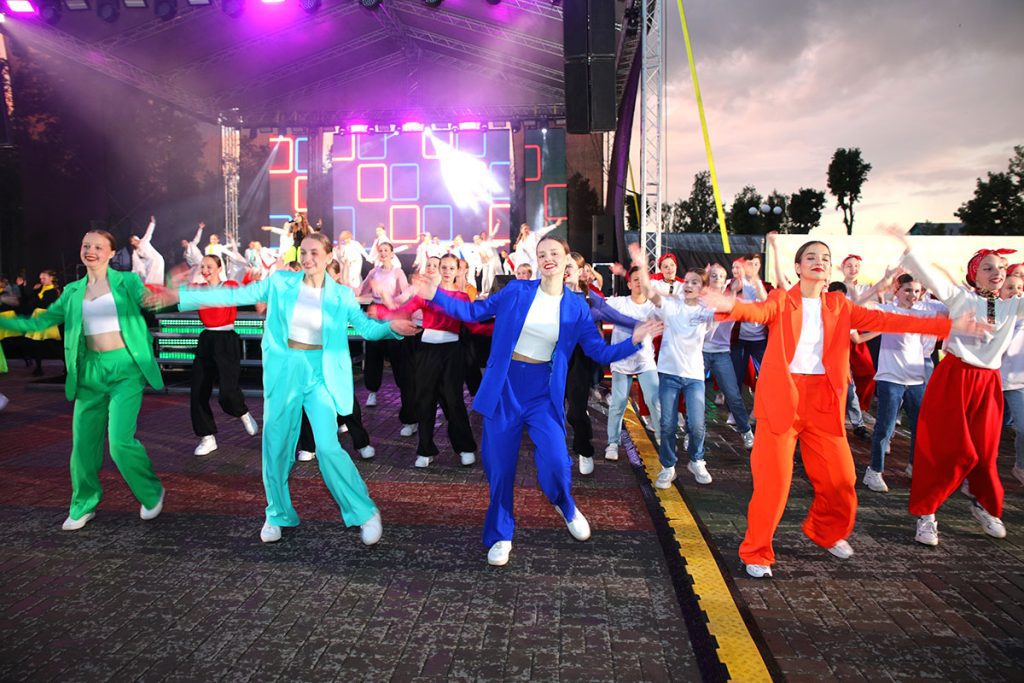 В Климовичах состоялось праздничное открытие фестиваля «Золотая пчелка»