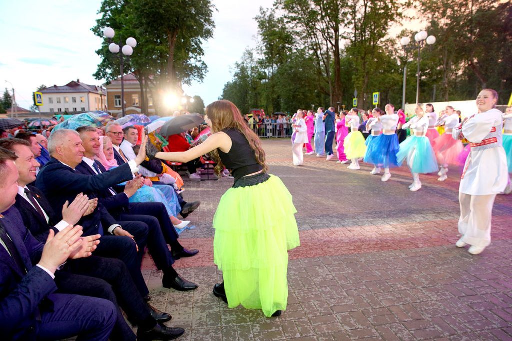 В Климовичах состоялось праздничное открытие фестиваля «Золотая пчелка»