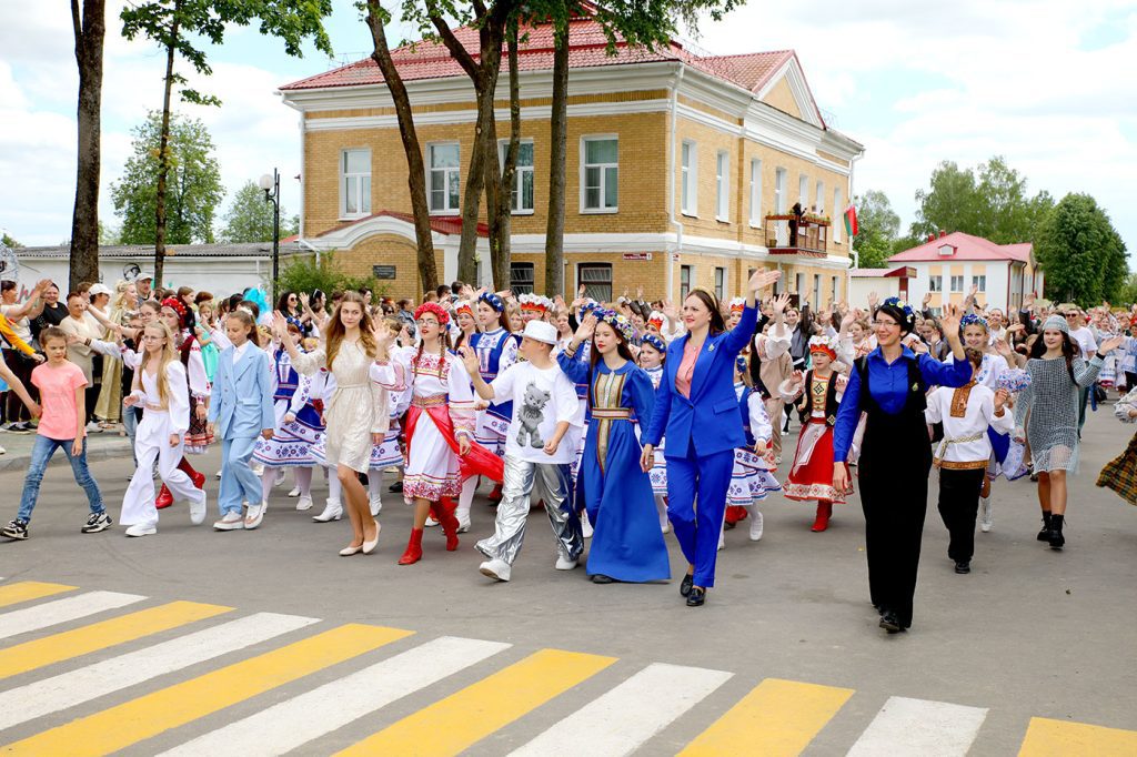 Шествие, награды и гала-концерт: третий день «Золотой пчелки» в Климовичах