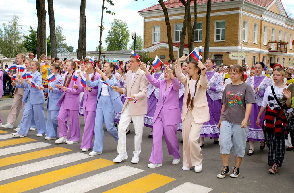 Шествие, награды и гала-концерт: третий день «Золотой пчелки» в Климовичах