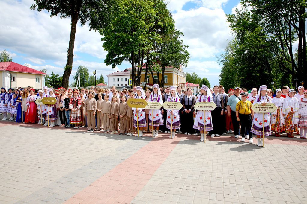 Шествие, награды и гала-концерт: третий день «Золотой пчелки» в Климовичах